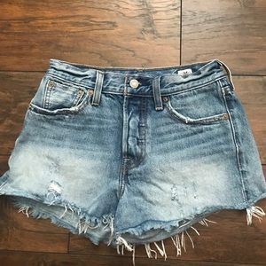 High waisted distressed Levi jean shorts